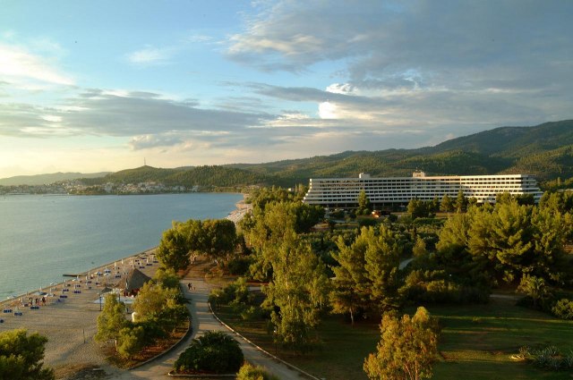 Letujte u najboljim hotelima Grèke uz gratis avio kartu za dete